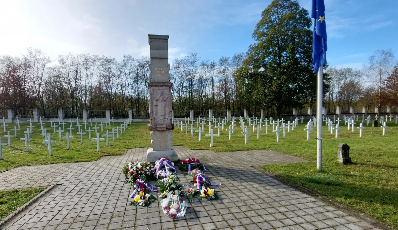 Il monumento centrale e le croci del Cimitero militare italiano di Milovice